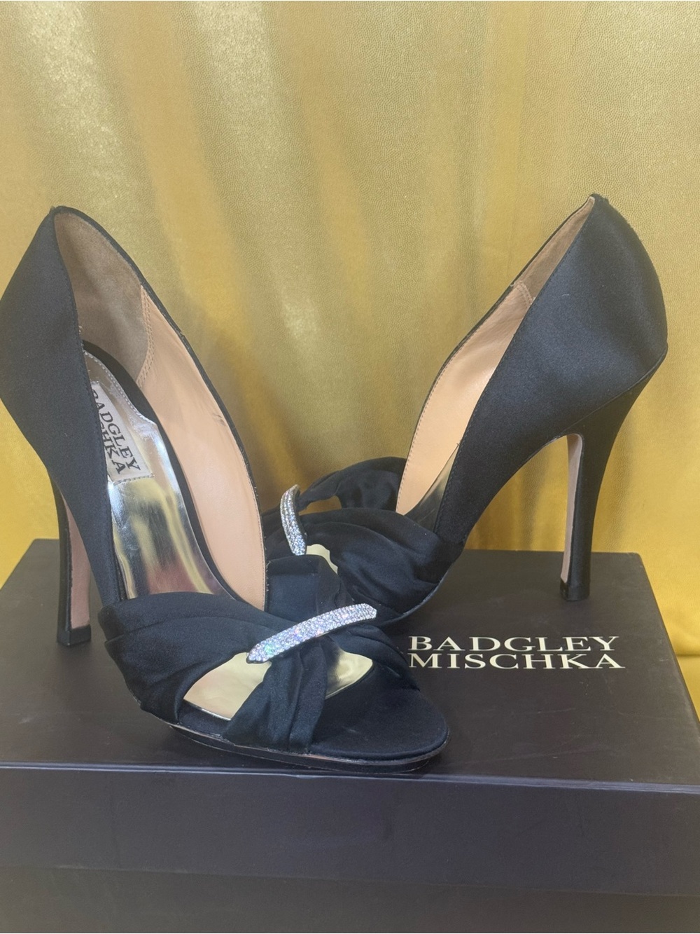 Badgley Mischka Rosali Black Satin Crystal Embellished Pumps Heels Size 7 NIB